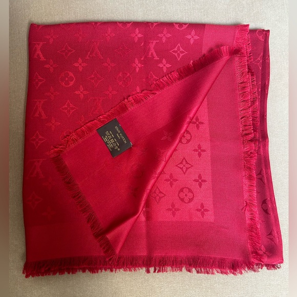 Monogram Classic Shawl, Louis Vuitton - Picture 2 of 4